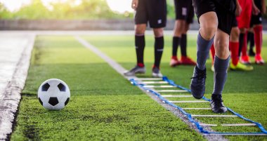 Futbol oyuncusu jogging ve basketbol tren için Marker arasında atlamak