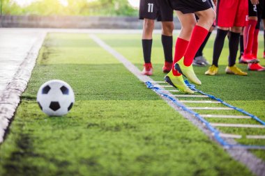 Futbol oyuncusu jogging ve basketbol tren için Marker arasında atlamak