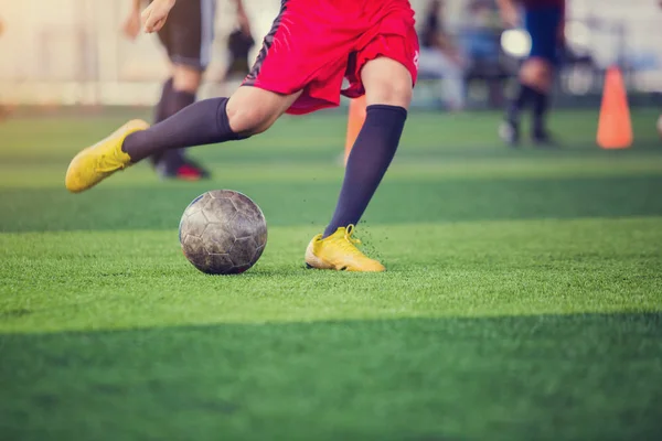 인조 잔디에 목표 공을 쏠 축구 선수 속도 실행 — 스톡 사진