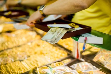 banknot ve eski takı ile personel seçici odak.