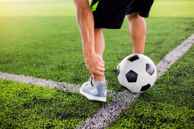 futbolcu ayakta ve ayak bileği yakalamak çünkü o