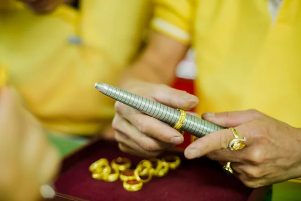 Personal de venta en la medición de tamaño de dedo con un anillo de tamaño a choos — Foto de Stock