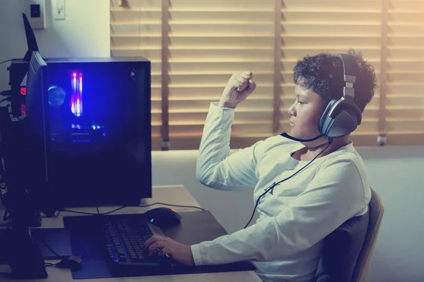 Ασιατικό αγόρι παίκτης παίζοντας παιχνίδια στον υπολογιστή στο δωμάτιο στο σπίτι, w — Φωτογραφία Αρχείου