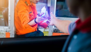 Sürücü ye seçici odak otoban için ödeme. Adam para öder.