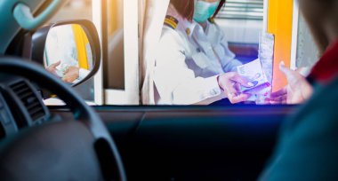 Sürücü ye seçici odak otoban için ödeme. Adam para öder.