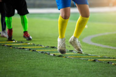 bulanık futbolcu futbol trai için marker arasında atlıyor