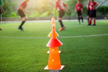 futbol eğitimi için yeşil suni çim turuncu marker konileri