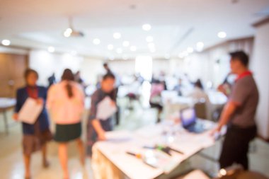 bulanık görüntü. başlangıç iş ekibi sütyen ile hoparlör veya öğretim görevlisi