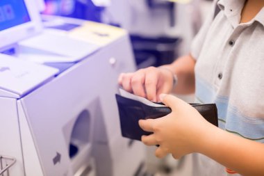 Çocuk aut ödemek için cüzdan da banknotlar alıyordu