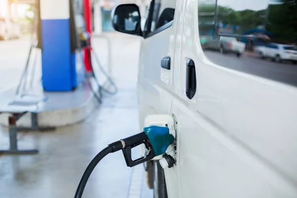 An der Tankstelle füllte er den weißen Transporter mit Kraftstoff. Öl a — Stockfoto