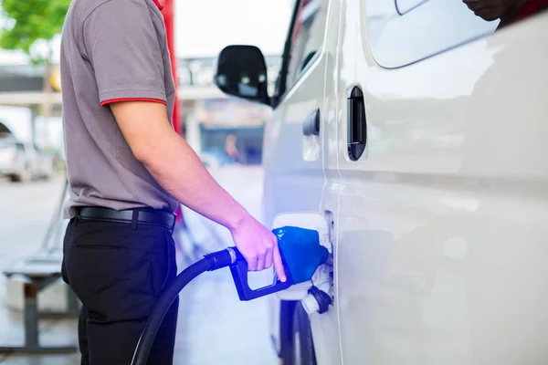 Riempire a mano il furgone bianco di carburante alla stazione di servizio. Olio a — Foto Stock