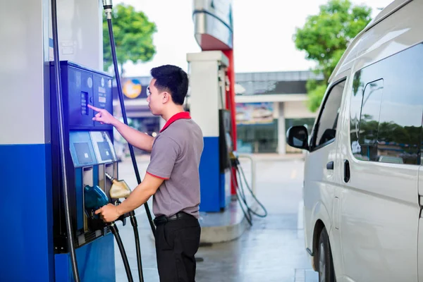 Enfoque selectivo para el personal asiático está proporcionando servicios de abastecimiento de combustible a — Foto de Stock