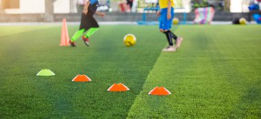 marker koniler için seçici odak futbol eğitim ekipmanları vardır
