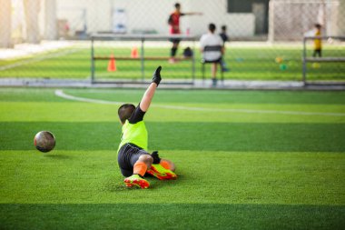 kaleci için seçici odak futbol yakalamak için atlama 