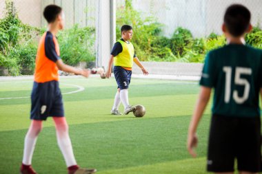 Futbolcu hız topu t ateş yeşil suni çim üzerinde koşmak