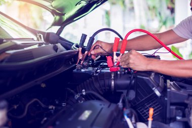 Oto tamircisi araç meyilli voltaj seviyesini kontrol etmek için voltmetre kullanın