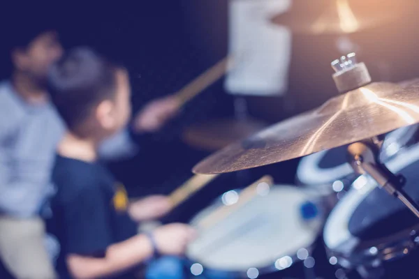 Selectieve focus op bekkens van drumset met wazig Kid Learning — Stockfoto