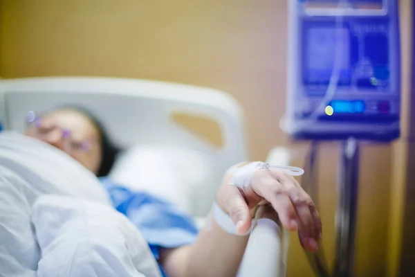 Селективное внимание к руке пациента привлечь к инфузионных насосов и SA — стоковое фото