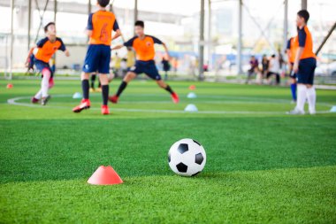 bulanık futbol takımı traini ile yeşil yapay çim futbol