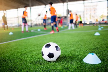 bulanık futbol takımı traini ile yeşil yapay çim futbol