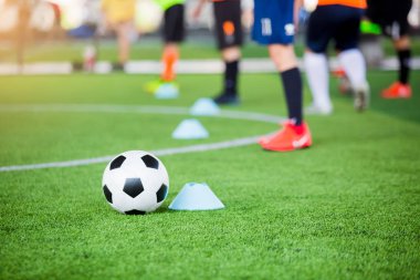 bulanık futbol takımı traini ile yeşil yapay çim futbol