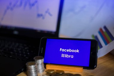 Bangkok, Tayland, Temmuz 23, 2019: Facebook ve Libra metin Displ