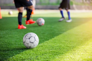 Blur ile yeşil suni çim üzerinde Marker koniler arasında futbol