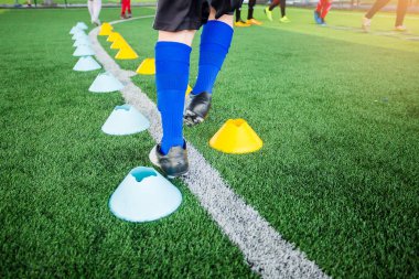 Çocuk futbol oyuncusu hız testi ve jogging hareket ve arasında atlama