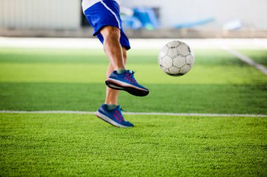 Oyuncu atlama sonra bulanık futbol topu ve sanat hedefe ateş