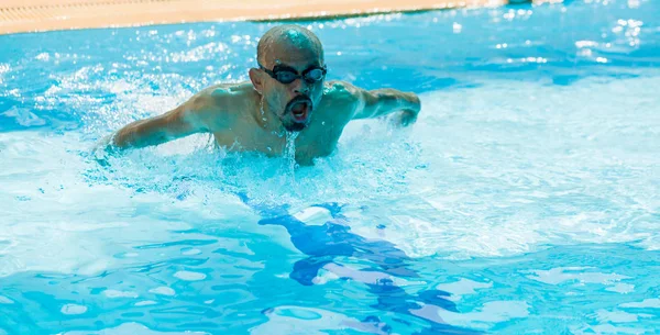 Hombre calvo y bigote nadando braza en la piscina. nadador —  Fotos de Stock