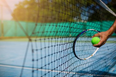 El ve racke bulanık tenis topu ile net seçici odak