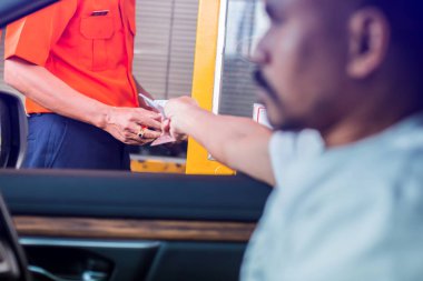 Sürücü ye seçici odak otoban için ödeme. Adam para öder.