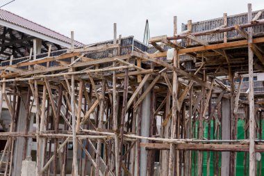 Köyde bina şantiyesinde yeni bir ev oluşturun. Ev 