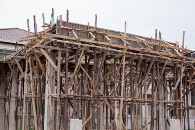 Köyde bina şantiyesinde yeni bir ev oluşturun. Ev 