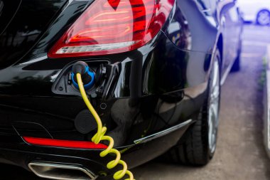 Güç kablosu ile şarj istasyonunda Ev Araba veya Elektrikli araba 