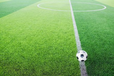 Yeşil arka plan için yapay çim futbol topu.