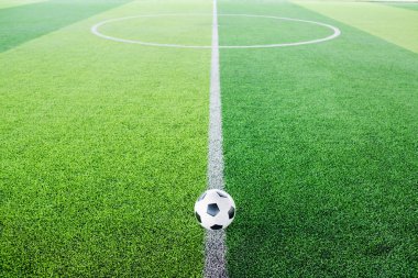 Yeşil arka plan için yapay çim futbol topu.