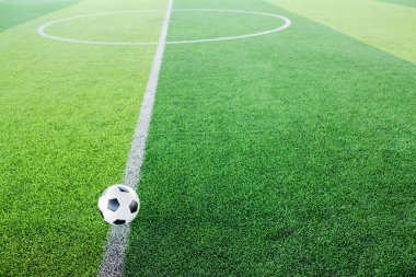 Yeşil arka plan için yapay çim futbol topu.
