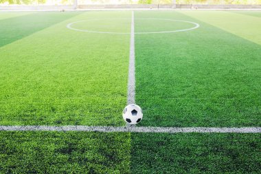 Yeşil arka plan için yapay çim futbol topu.