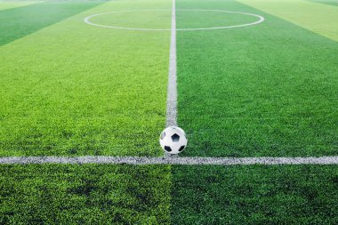 Yeşil arka plan için yapay çim futbol topu.