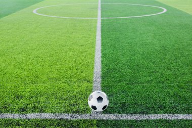 Yeşil arka plan için yapay çim futbol topu.