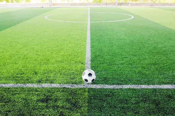 Yeşil arka plan için yapay çim futbol topu.