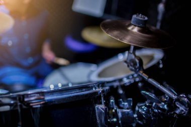 Bulanık çocuk öğrenme ve müzik odasında öğretmen ile davul seti oynamak ile davul seti mini ziller için seçici odak. Müzik aleti kavramı.