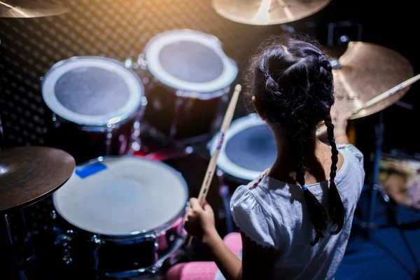 Menina Asiática Aprendendo Tocar Bateria Com Tambores Madeira Sala Música — Fotografia de Stock