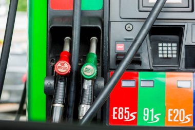 Bir servis istasyonunda gaz pompası nozulları, benzin istasyonundaki yakıt nozullarını kapatın, E85 E20 ve Gasohol 91'in yakıt nozullarının Panel ve Panosu. Yakıt enerjisi kavramı.