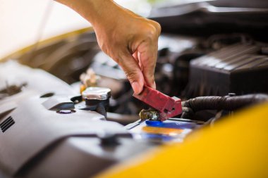 Eski bataryayı sarı arabada sizinkilerle kontrol edin ve bakımını
