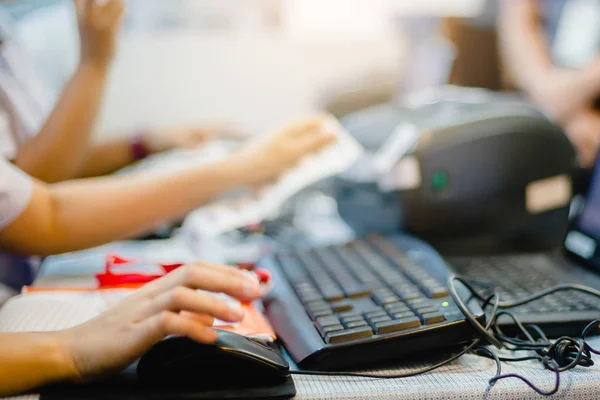 Staffs é usar o mouse e digitar informações com leitor de código de barras a — Fotografia de Stock