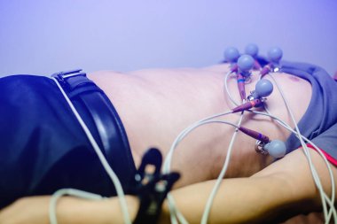 Hastanede kalp ve nabız ölçümü için elektrokardiyogram. A