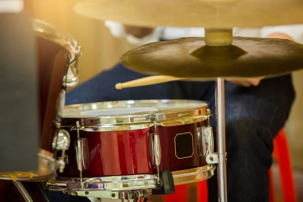 Drumstel met wazige hand en houten drumsticks in opname Stu — Stockfoto