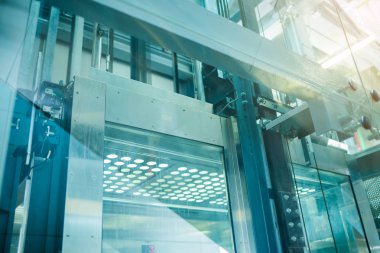 Yeni yolcu asansöründe yapı ve ekipman.